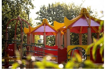 Wyposażenie publicznego placu zabaw. Co powinien zawierać plac zabaw do żłobka i przedszkola?